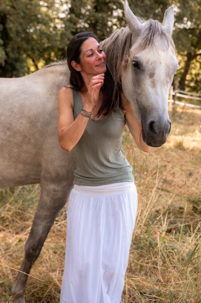 Le cheval partenaire d’une séance d’équicoaching favorisant la prise de conscience et le développement personnel.